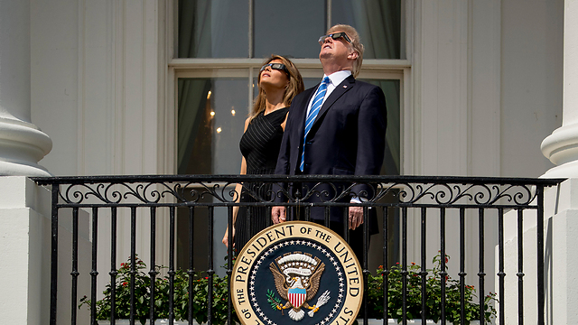 Дональд и Мелания Трамп наблюдают редкое солнечное затмение. Фото: АР