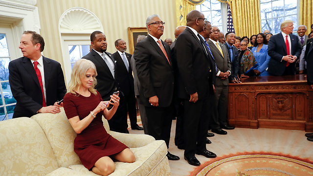 Встреча в Овальном кабинете. Советник Кэллиан Коннуэй отвлекла внимание от президента, забравшись с ногами на диван. Фото: АР