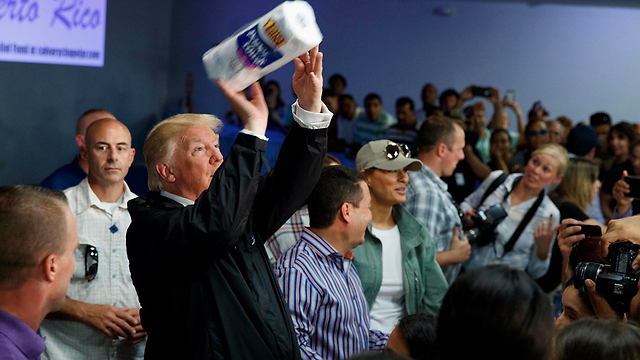 Трамп раздает бумажные полотенца в центре помощи пострадавшим от урагана в Пуэрто-Рико. Фото: АР