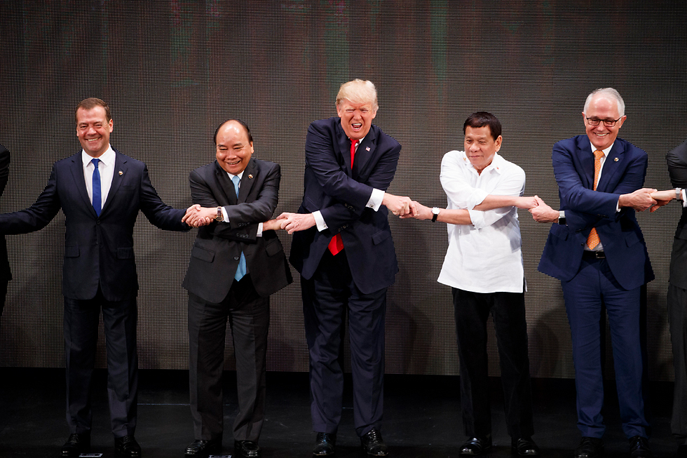 Трамп танцует с президентом Филиппин в Маниле. Фото: АР