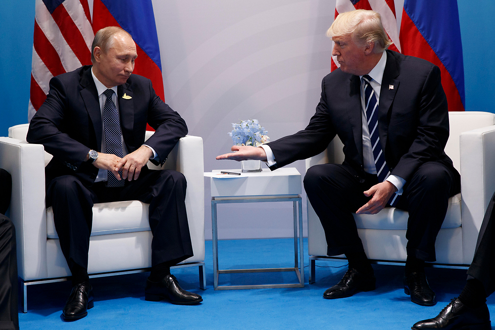 פוטין בפגישה עם טראמפ אשתקד. "מעשה לא ידידותי" (צילום: AP) (צילום: AP)