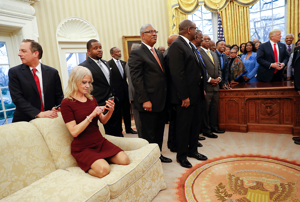 בפגישה בחדר הסגלגל. גנבה את ההצגה: היועצת קליאן קונוויי, עם הרגליים על הספה (צילום: AP) (צילום: AP)