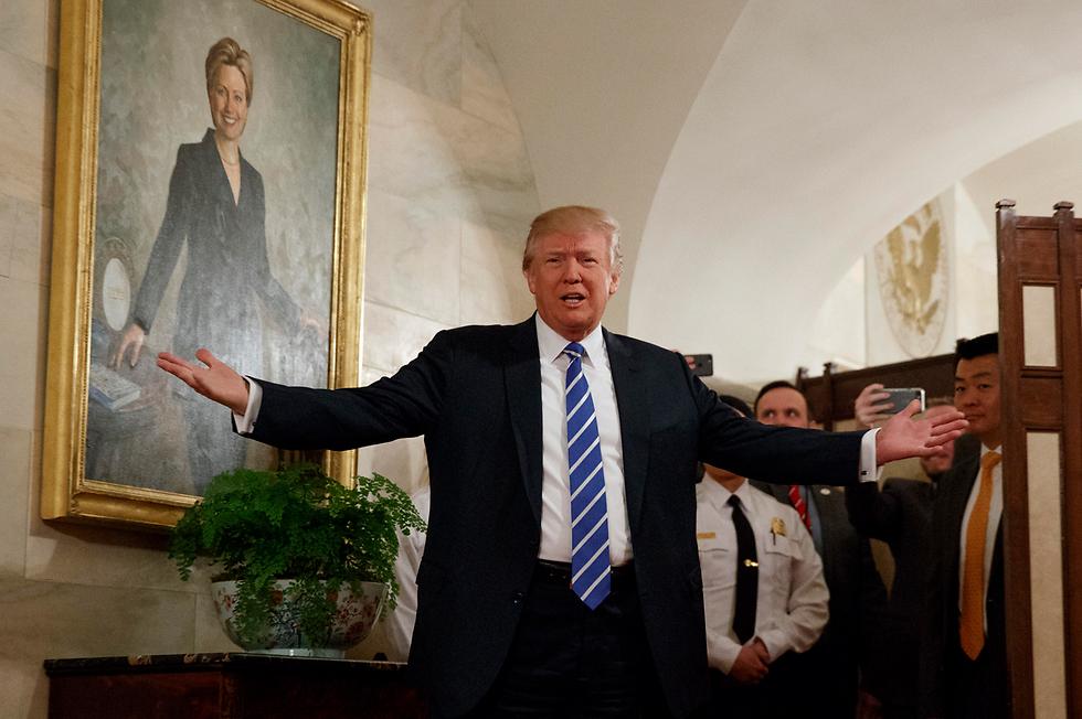 עם הילרי קלינטון על הקיר: מברך את האורחים בבית הלבן (צילום: AP) (צילום: AP)