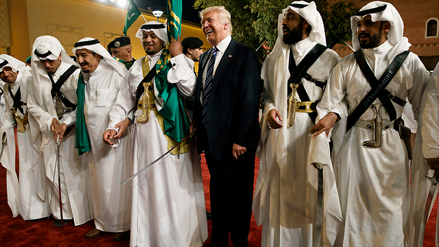Трамп танцует танец с саблями в Саудовской Аравии. Фото: АР