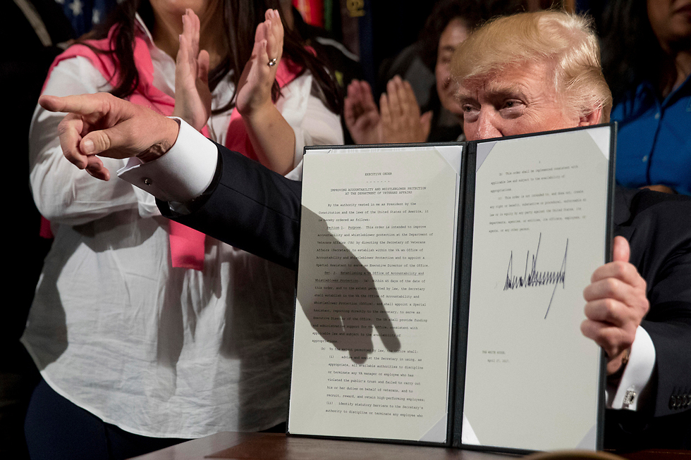 חותם על צו נשיאותי בוושינגטון (צילום: AP) (צילום: AP)