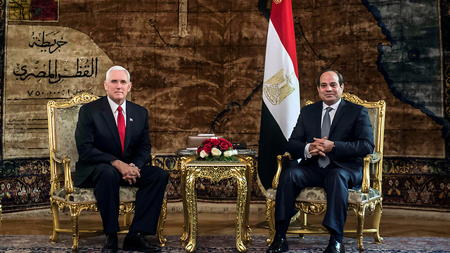 Pence (L) met with Egyptian President al-Sisi Saturday (Photo: AP)