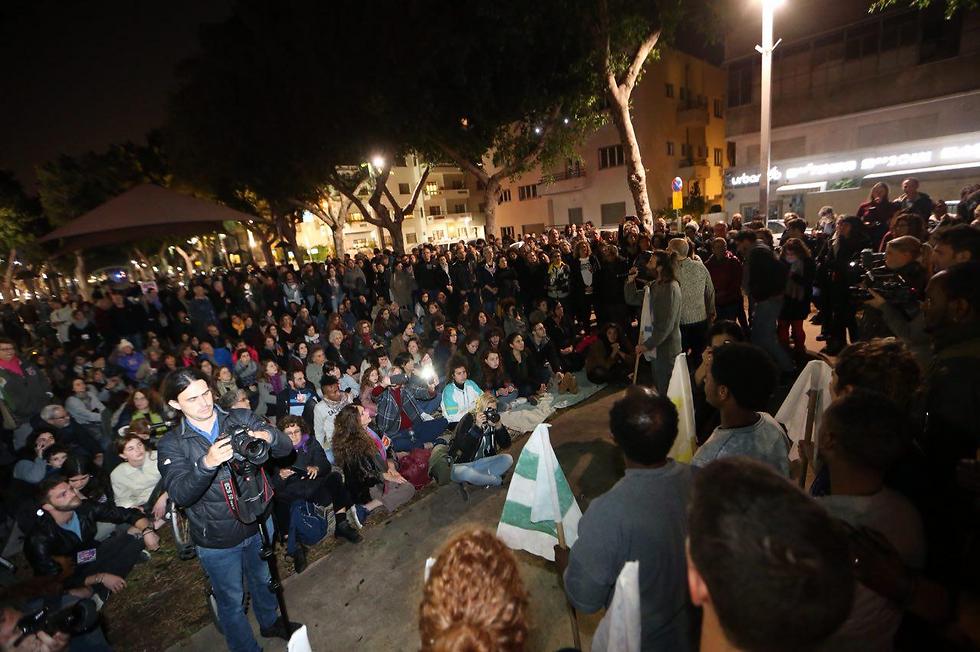 הפגנה בשדרות רוטשילד בתל אביב נגד גירוש מבקשי מקלט (צילום: מוטי קמחי) (צילום: מוטי קמחי)