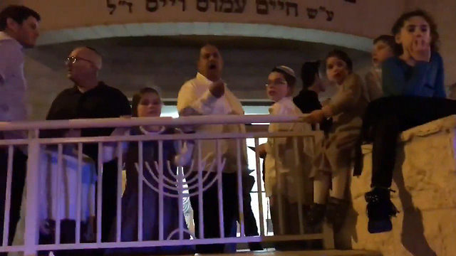 The altercation outside the synagogue (Photo: Ariel Schnabel, Makor Rishon)