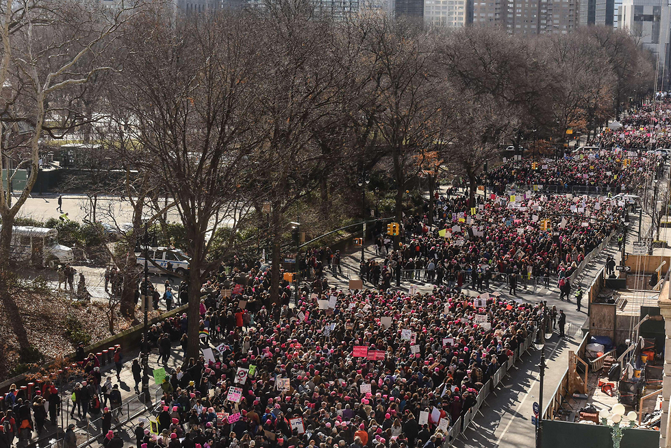 צעדת הנשים נגד טראמפ בניו יורק לציון שנה לכהונתו (צילום: AFP) (צילום: AFP)