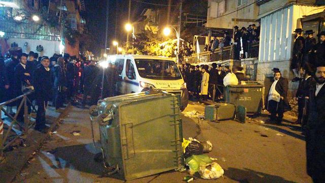 Haredim block the ambulance's route with garbage bins (Photo: 'Protest of the Radical Haredim')