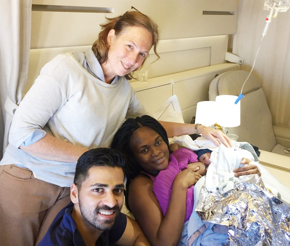 שני הרופאים על היולדת המאושרת והתינוק (צילום: Cleveland Clinic news) (צילום: Cleveland Clinic news)