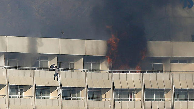 אש במלון "אינטרקונטיננטל" בקאבול, שהותקף על ידי מחבלים מהטליבאן (צילום: רויטרס) (צילום: רויטרס)