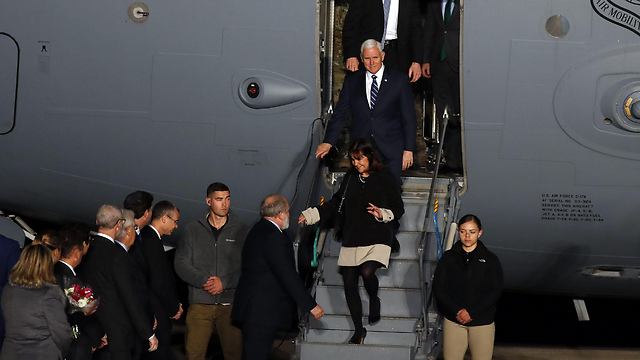 US VP Mike Pence descends plane after landing in Israel (Photo: AFP)