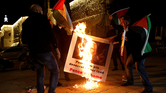 הפגנה בבית לחם: פלסטינים שורפים את תמונותו של מייק פנס (צילום: רויטרס) (צילום: רויטרס)