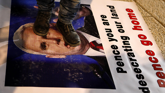תמונות מהמחאה נגד מייק פנס בבית לחם (צילום: EPA) (צילום: EPA)