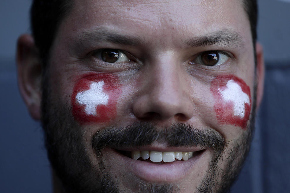 אוהד שווייצרי מאושר ביציעים (צילום: EPA) (צילום: EPA)