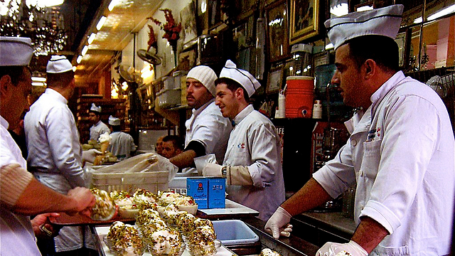 האם האיראנים הורו לסגור את הגלידה שנחשבת לטובה ביותר בעולם הערבי? גלידת בכדאש בדמשק ()