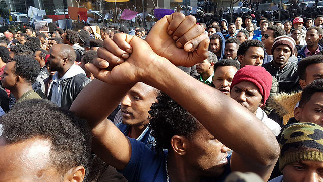 נושא בוער. הפגנת פליטים מול שגרירות רואנדה בישראל (צילום: עידו ארז) (צילום: עידו ארז)