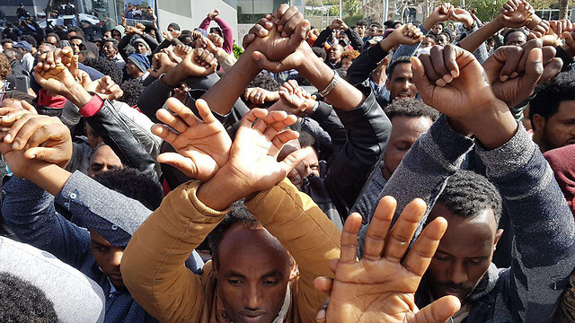 Protest outside Rwandan  embassy (Photo: Ido Erez)