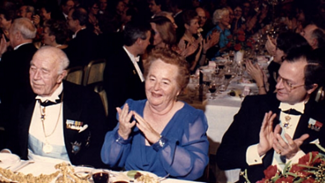 עליון מקבלת את פרס נובל ב-1988 (צילום: מתוך אתר פרס נובל) (צילום: מתוך אתר פרס נובל)