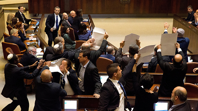 Arab MKs disrupt Pence’s speech before being forcefully removed by ushers. A successful moment for the vice president  (Photo: EPA)