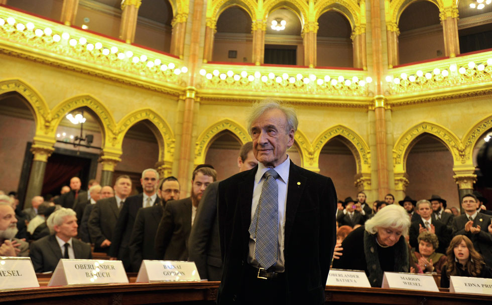 ויזל מבקר בפרלמנט ההונגרי, 2009. "שליח הנושא אל האנושות בשורה של שלום, כפרה וכבוד אנושי" (צילום: AP)
