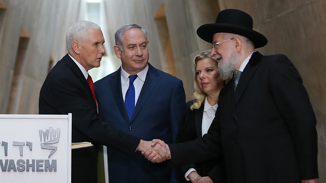 פנס לוחץ את ידו של הרב הראשי לשעבר ישראל מאיר לאו (צילום: אלכס קולומויסקי) (צילום: אלכס קולומויסקי)
