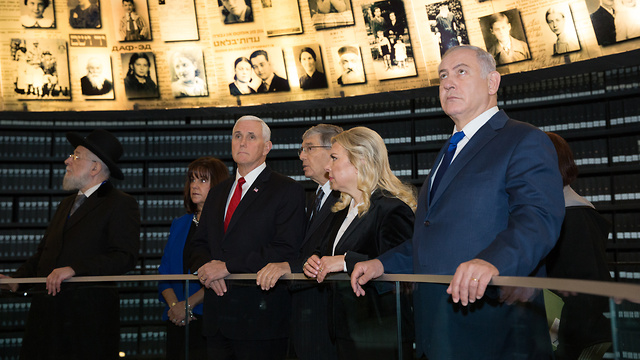Vice President Pence (center), PM Netanyahu (R) and his wife Sara (2nd from right) in Yad Vashem (Photo: Alex Kolomoisky)
