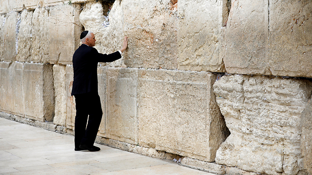 Pence at the Western Wall. The visit was hardly covered by the American media  (Photo: Reuters)