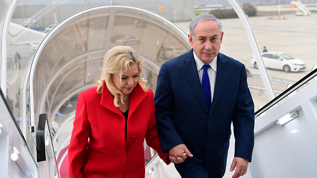 PM Netanyahu and his wife Sara, on their departure to Davos, Switzerland (Photo: Amos Ben Gershom/GPO)