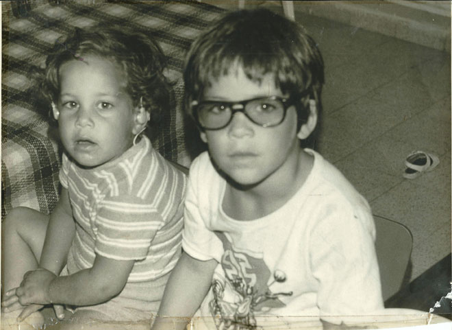 תמונת ילדות, עם האח יונתן. "יש בו צד רך ורגיש, שאנשים פחות מכירים" (צילום: מתוך אלבום פרטי)