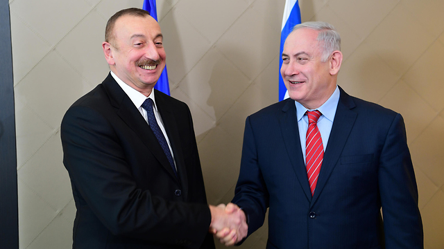 PM Netanyahu (R) y el presidente azerbaiyano Aliyev (Foto: Amos Ben Gershom / GPO)