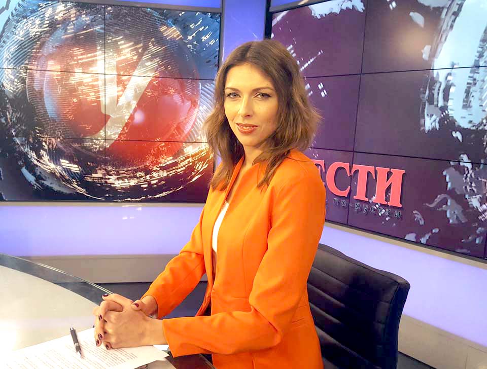Ноа Лави, журналист и ведущая, в студии Вести-ynet (Фото: Вести)