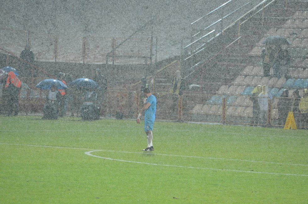 יואב ג'רפי בגשם השוטף (צילום: אבי רוקח) (צילום: אבי רוקח)