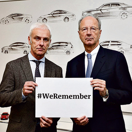 Volkswagen CEO Matthias Muller (L) and Chairman of the Supervisory Board Hans Dieter Potsch participated in the WeRemember campaign (Photo: World Jewish Congress)