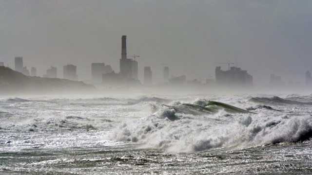 ים סוער במיוחד. מבט מחוף הרצליה (צילום: ספי פורת) (צילום: ספי פורת)