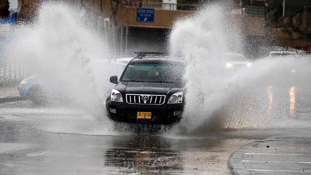 נתניה בערים המובילות מבחינת הגשמים. שלוליות בעיר (צילום: AFP) (צילום: AFP)