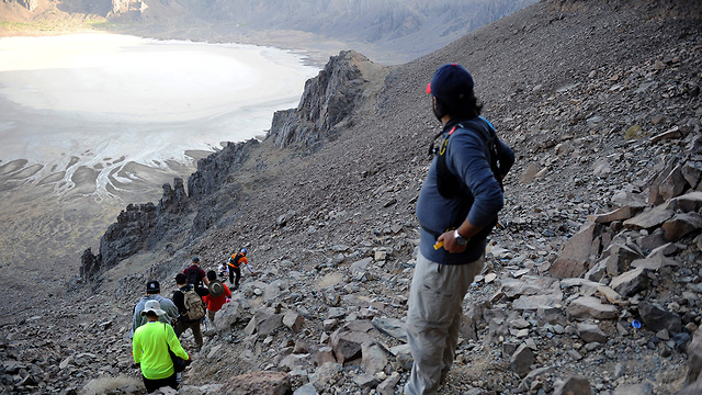יורדים אל המכתש, מאות קילומטרים מג'דה (צילום: AFP) (צילום: AFP)