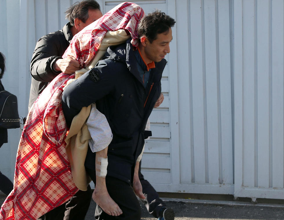 פינוי פצוע מבית החולים (צילום: AFP) (צילום: AFP)