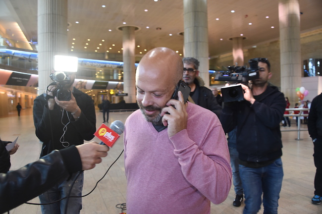 "מאמי, שנייה אני חוזר אלייך, יש לי מיקרופון בפנים" (צילום: יאיר שגיא) "מאמי, שנייה אני חוזר אלייך, יש לי מיקרופון בפנים" (צילום: יאיר שגיא)