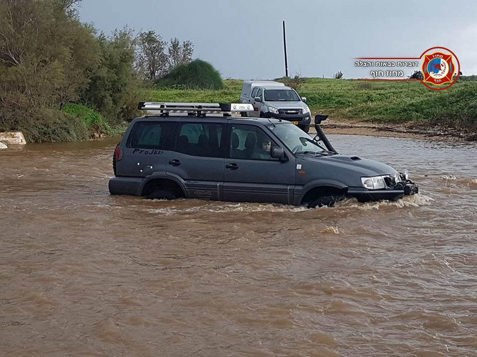 Машина застряла в реке Кзив