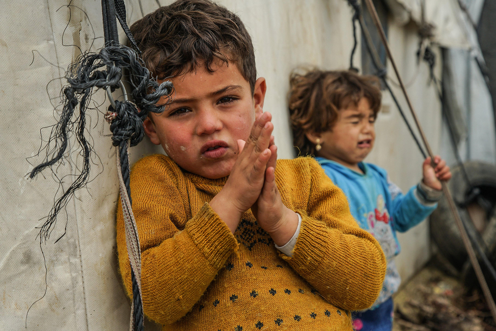 ילדים ליד אוהל במחנה באזור אידליב, סוריה (צילום: EPA) (צילום: EPA)