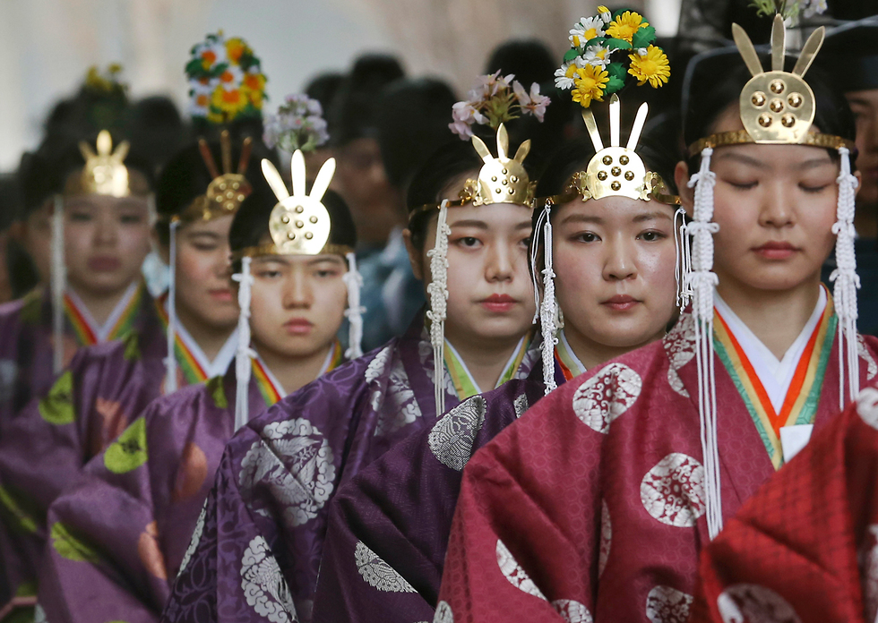 תלמידות לבושות קיומונו בטקס התבגרות בטוקיו, יפן (צילום: AP) (צילום: AP)