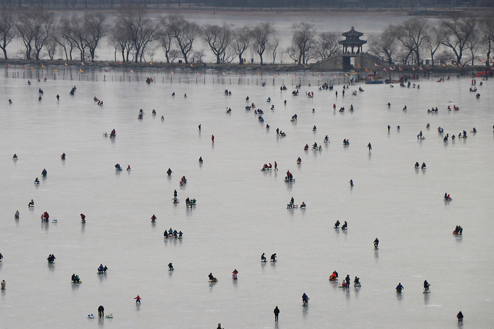 רוחצים באגם קונמינג הקפוא בבייג'ינג, סין (צילום: רויטרס) (צילום: רויטרס)