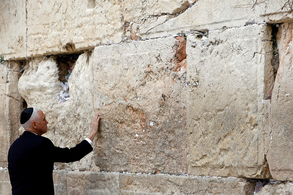סגן נשיא ארה"ב מייק פנס מבקר בכותל המערבי בירושלים (צילום: רויטרס) (צילום: רויטרס)