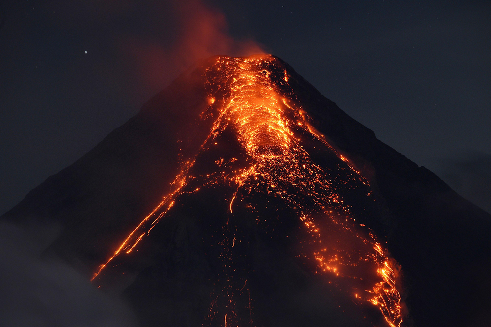 הר הגעש מאיון מתפרץ בפיליפינים (צילום: AFP) (צילום: AFP)