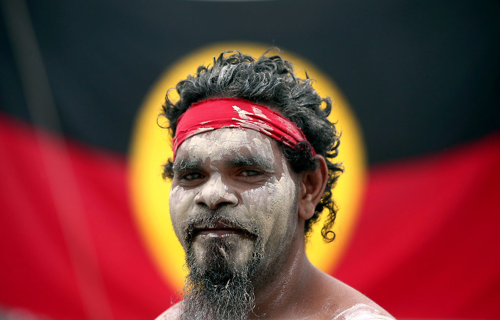 אבוריג'יני משתתף בטקס עישון בחגיגות יום אוסטרליה בסידני (צילום: AP) (צילום: AP)