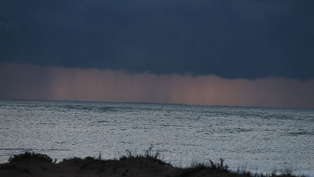 עננים בחוף אכזיב בחודש שעבר (צילום: אמנון פישר) (צילום: אמנון פישר)