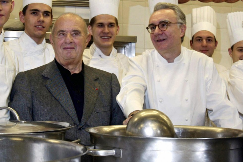 השפים פול בוקוז ואלן דוקאס (מימין) במטבחי הוטל-דה-פאריז במונטה קרלו, באירוע חגיגי לקראת יום הולדתו ה-81 של בוקוז, בשנת 2007 (  ) (  )