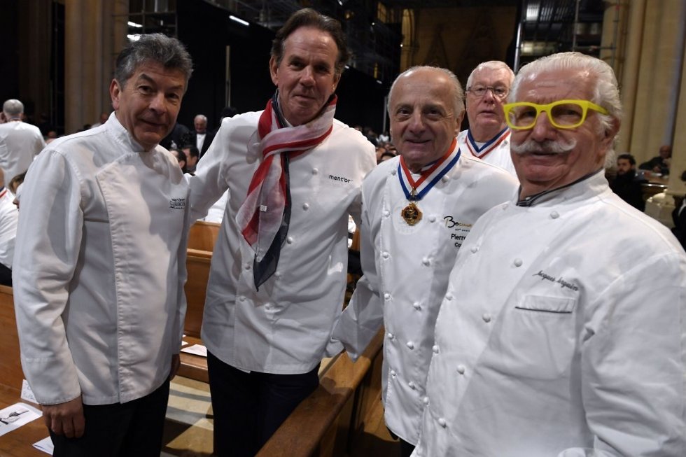  משמאל לימין: השף הצרפתי רז'י מרקו, השף האמריקני תומאס קלר והשפים הצרפתיים פייר אורסי וז'אק מארגה, במהלך הלוויה (  ) (  )